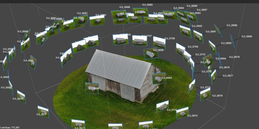 Screenshot of a photogrammetry project. Shows a 3D modeled house with 2D photos surrounding it.